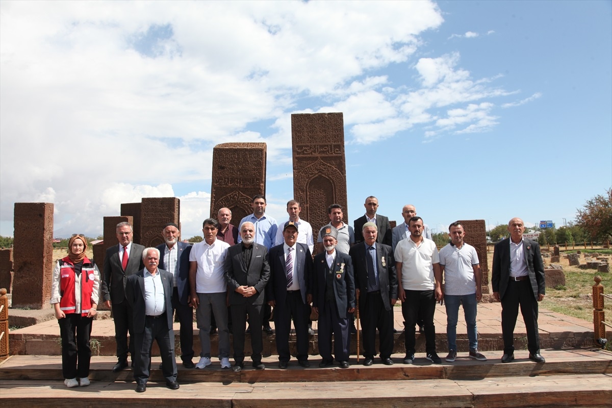 Gaziler Ahlat\'ta Tarihi Yerleri Gezdi