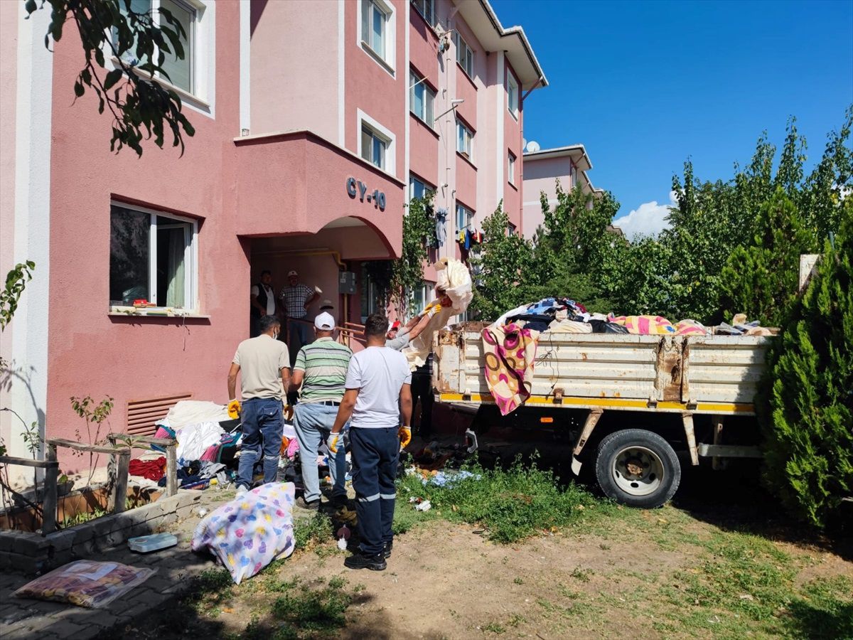 Çankırı\'da Bir Evden 3 Kamyon Atık Çıkarıldı