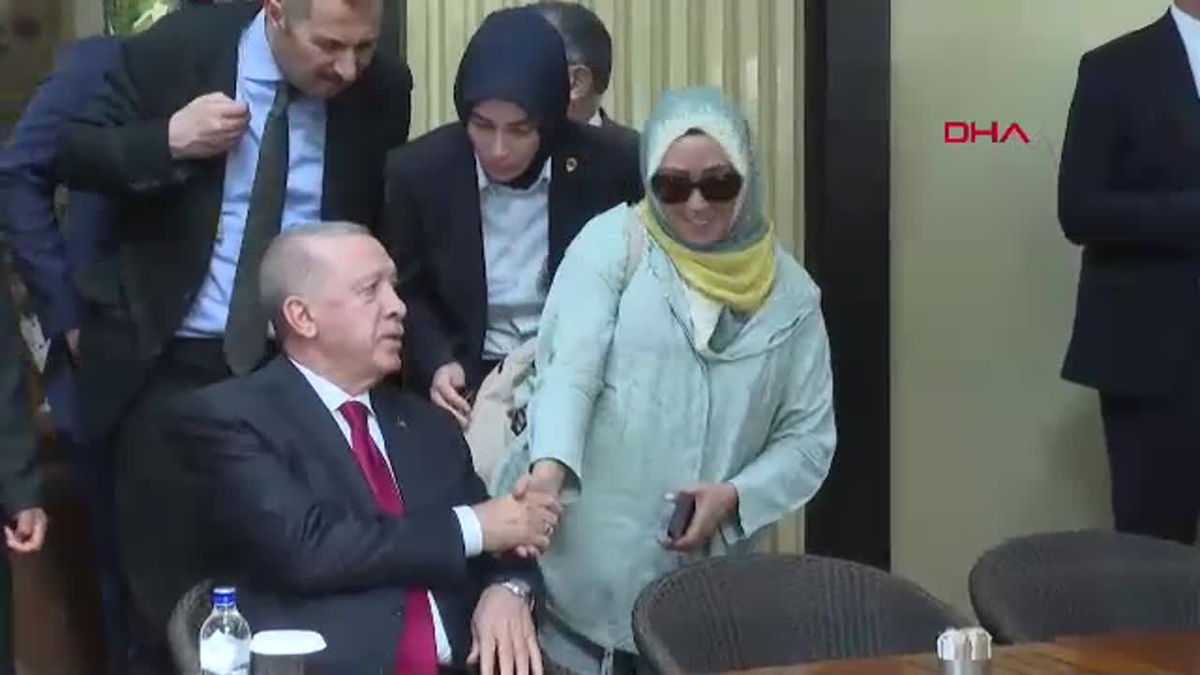 Cumhurbaşkanı Erdoğan, Ödül Töreni Sonrası Pastanede Vatandaşlarla Buluştu