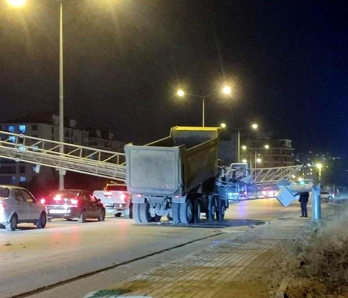 Elazığ\'da Kamyon Direği Devirdi