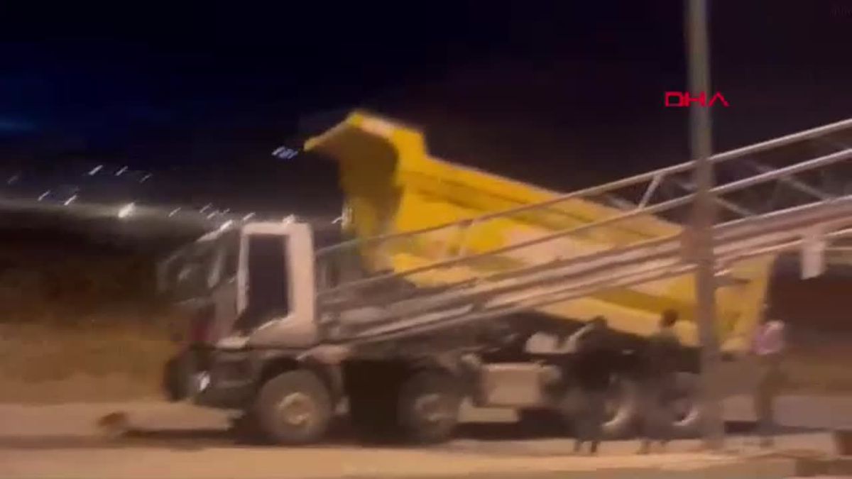 Elazığ\'da Kamyon Direği Devirdi