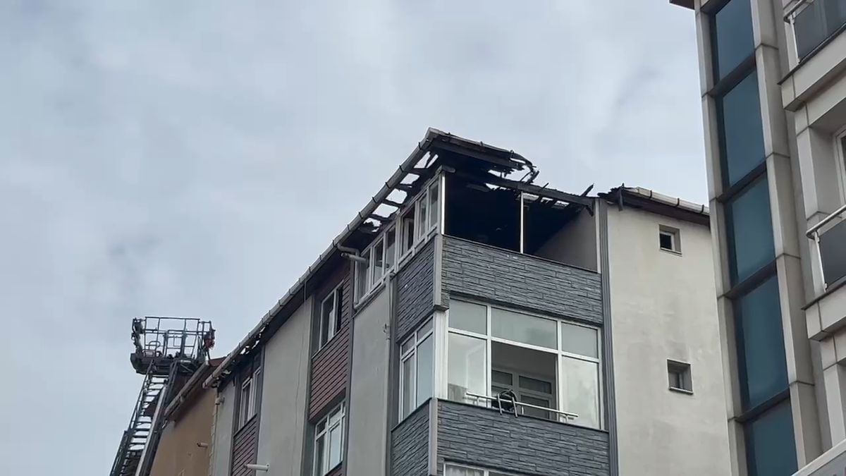 Kartal\'da Çatı Yangını