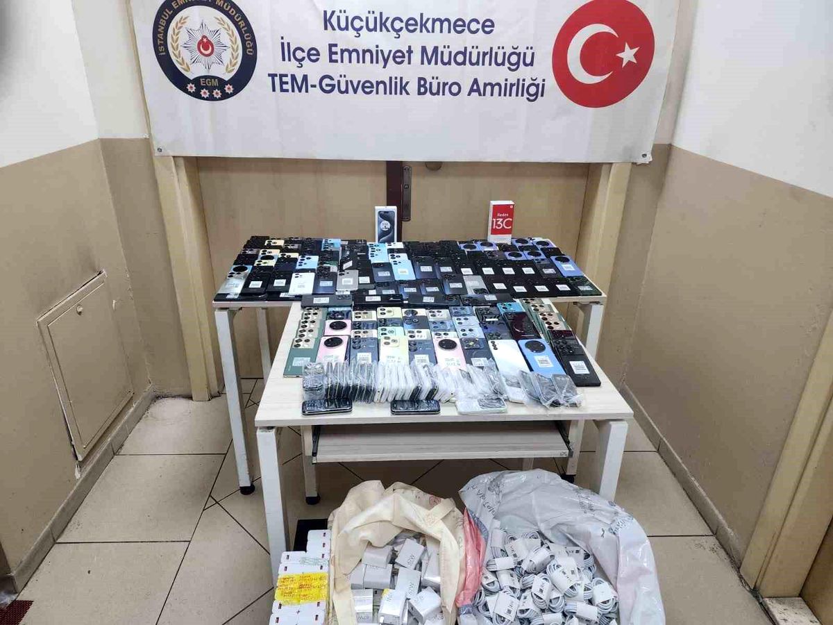 Küçükçekmece\'de 385 Kaçak Telefon Ele Geçirildi