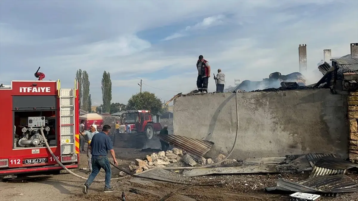 Yıldızeli\'nde Yangın: Ev ve Ahır Kullanılamaz Hale Geldi