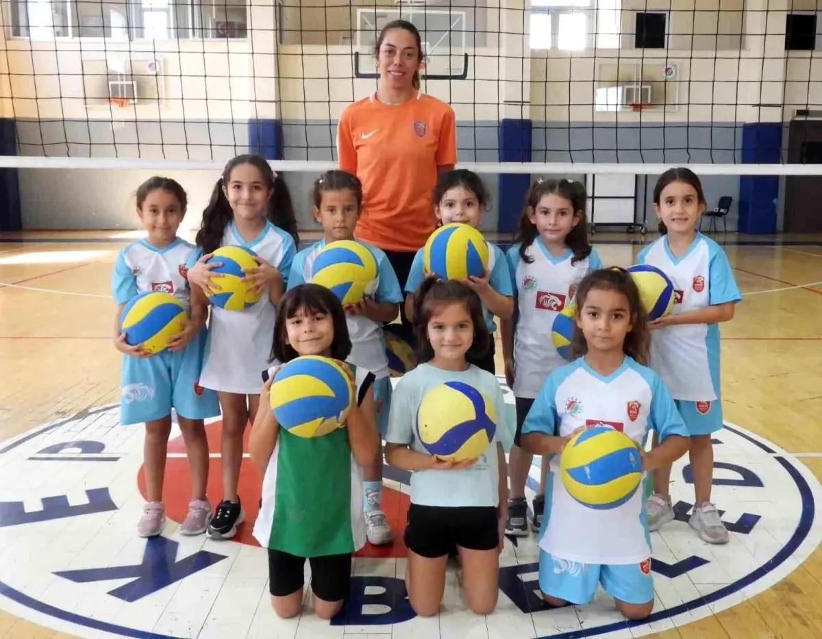 2018 Doğumlu Voleybolcu Adayları Antalya\'da Antrenmanlara Başladı