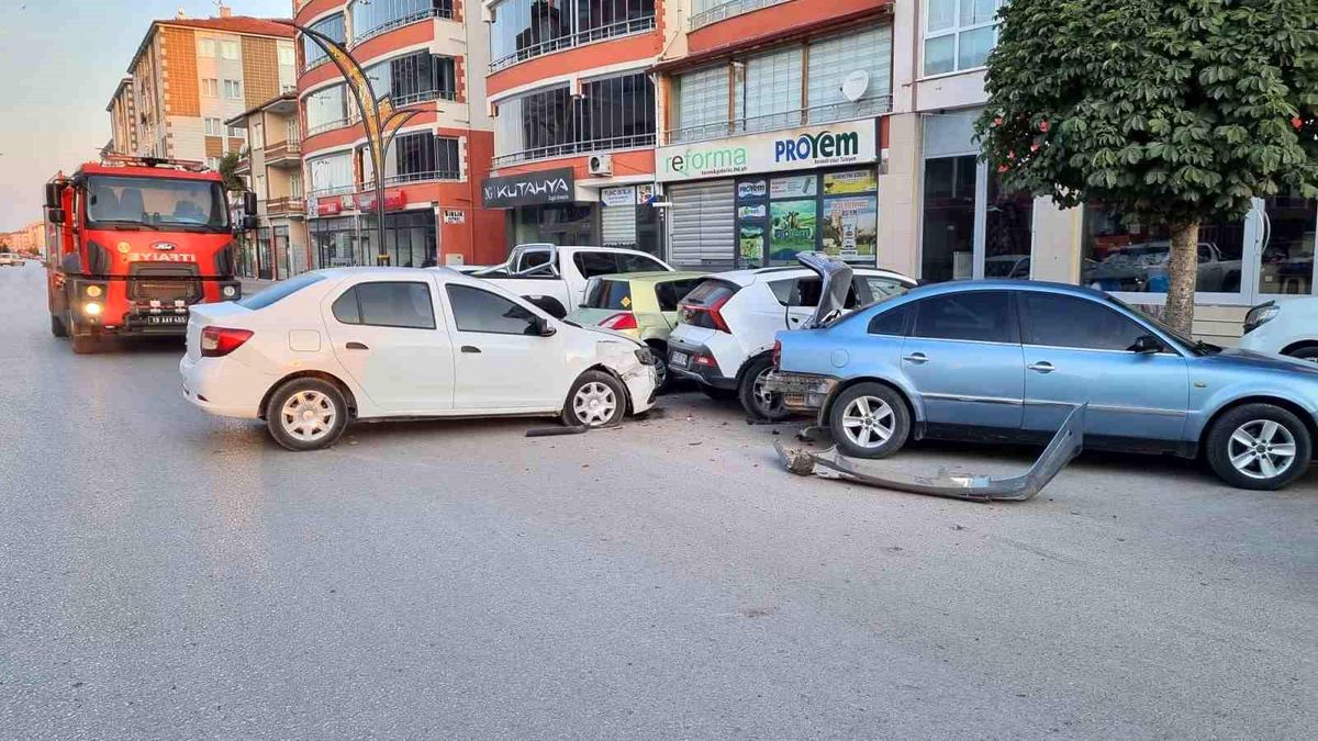 Kontrolden Çıkan Otomobil Park Halindeki Araçlara Çarptı