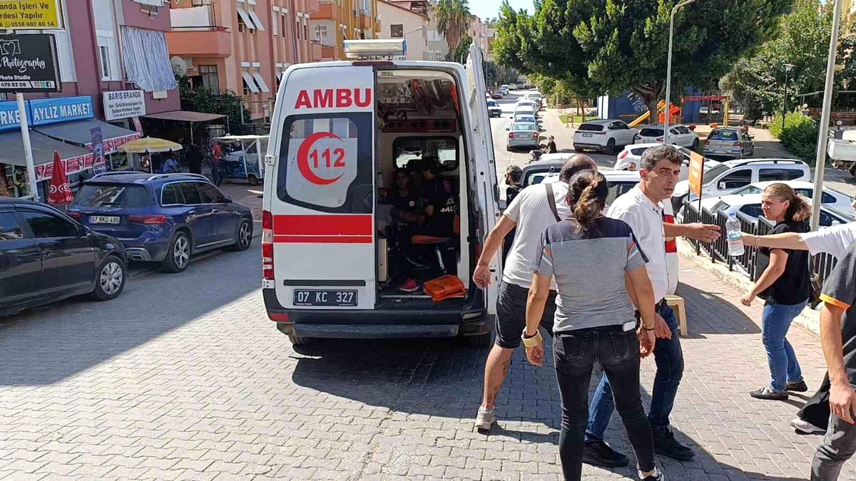 Antalya\'da Sürücü Araçla Sıkıştı