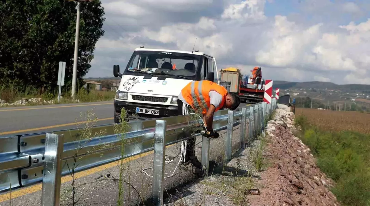 Sakarya\'da Trafik Güvenliği İçin Çelik Korkuluk Uygulaması