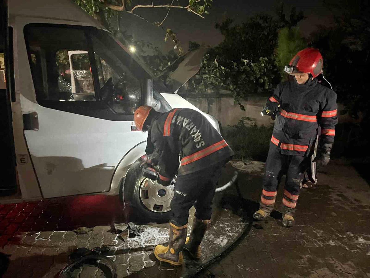 Hendek\'te Minibüs Yangını Kontrol Altına Alındı