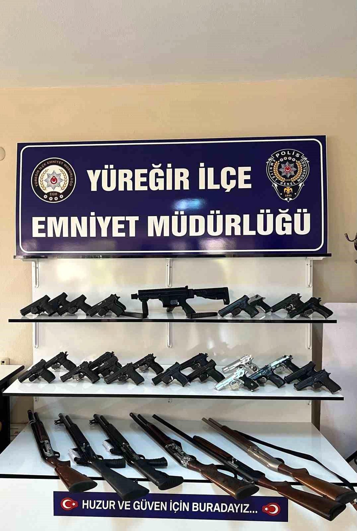 Yüreğir\'de Ruhsatsız Silah ve Uyuşturucu Operasyonu