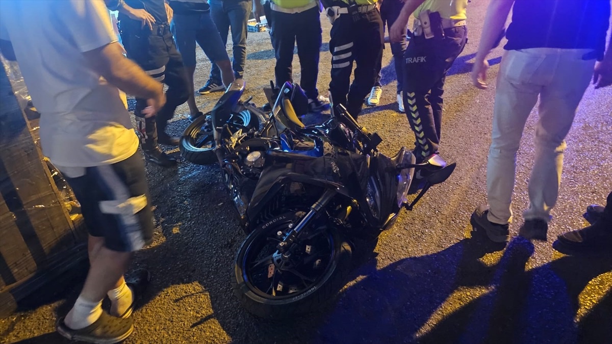 Trafik Polisi Motosiklet Çarpmasıyla Yaralandı