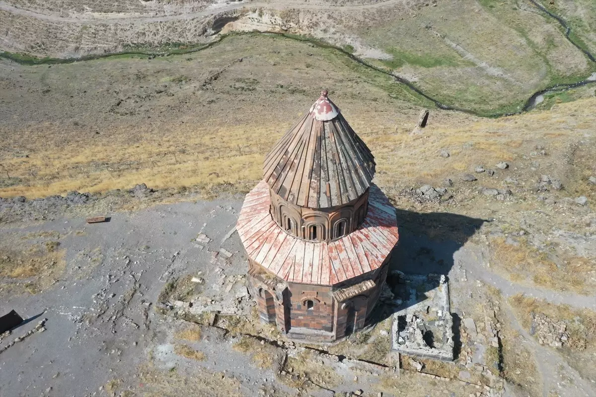 Ani Ören Yeri\'nde Kilise Temizliği