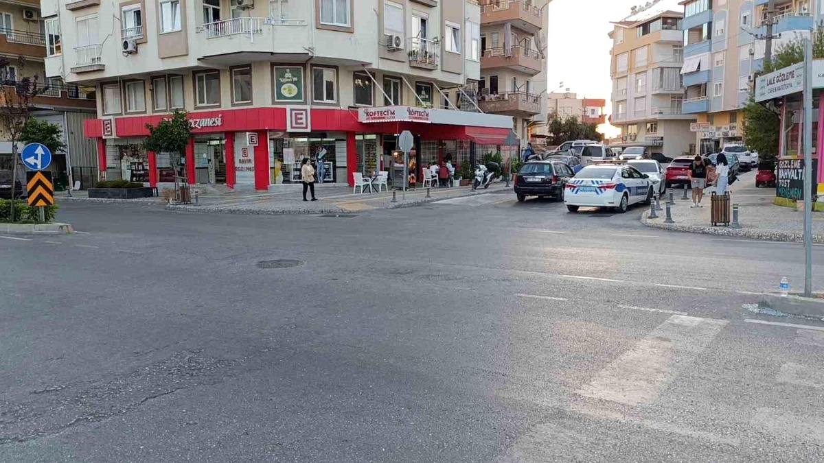 Manavgat\'ta Motosiklet ve Elektrikli Bisiklet Çarpıştı