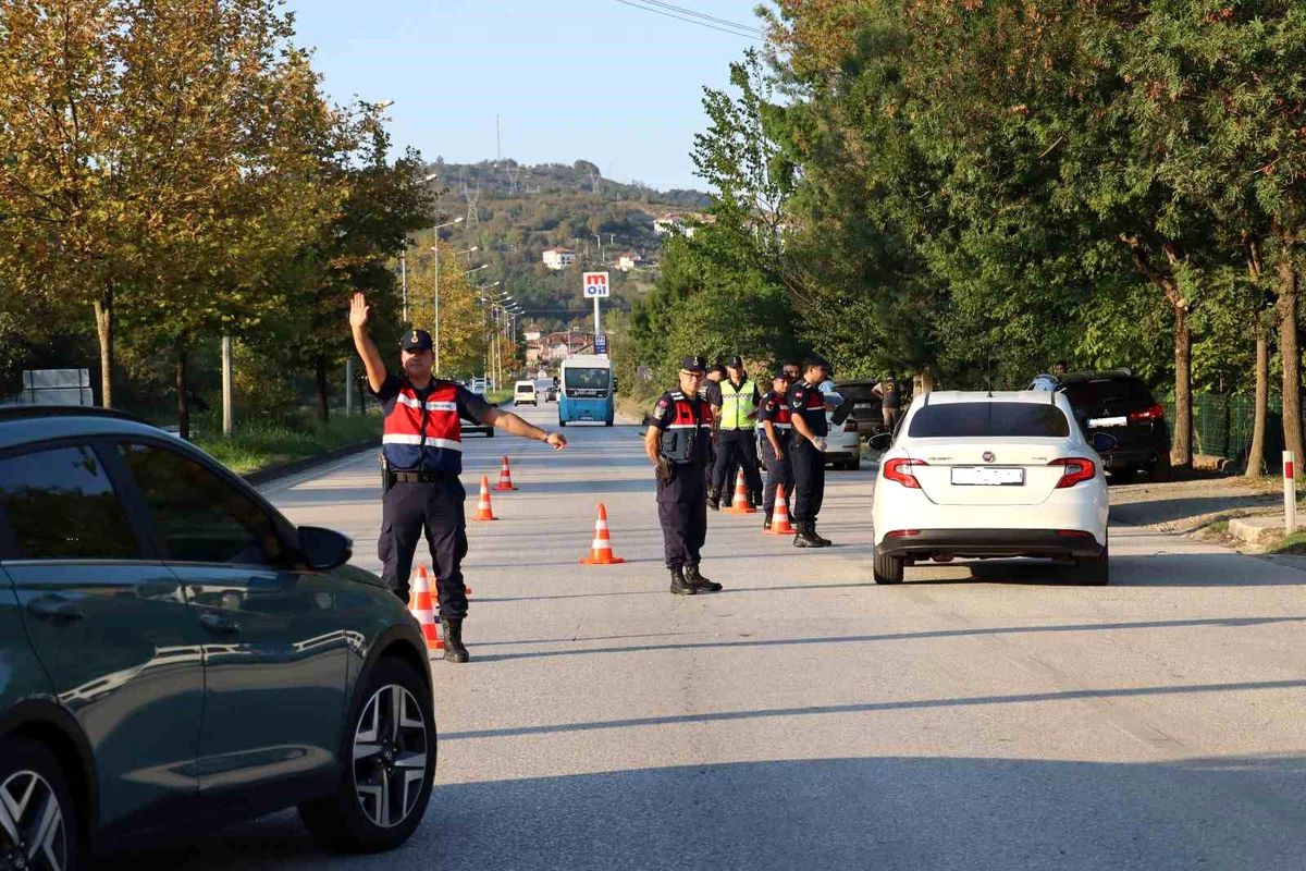 Düzce\'de Jandarma Denetimi: 9 Şahıs Yakalandı