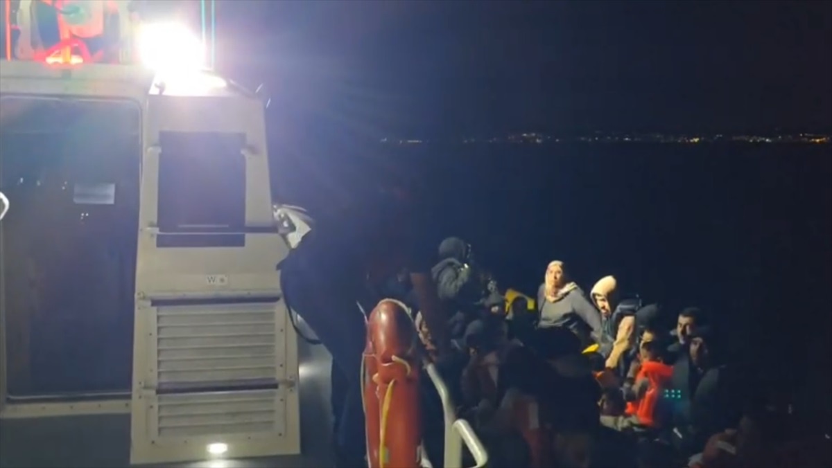 Ayvalık\'ta 22 Düzensiz Göçmen Yakalandı