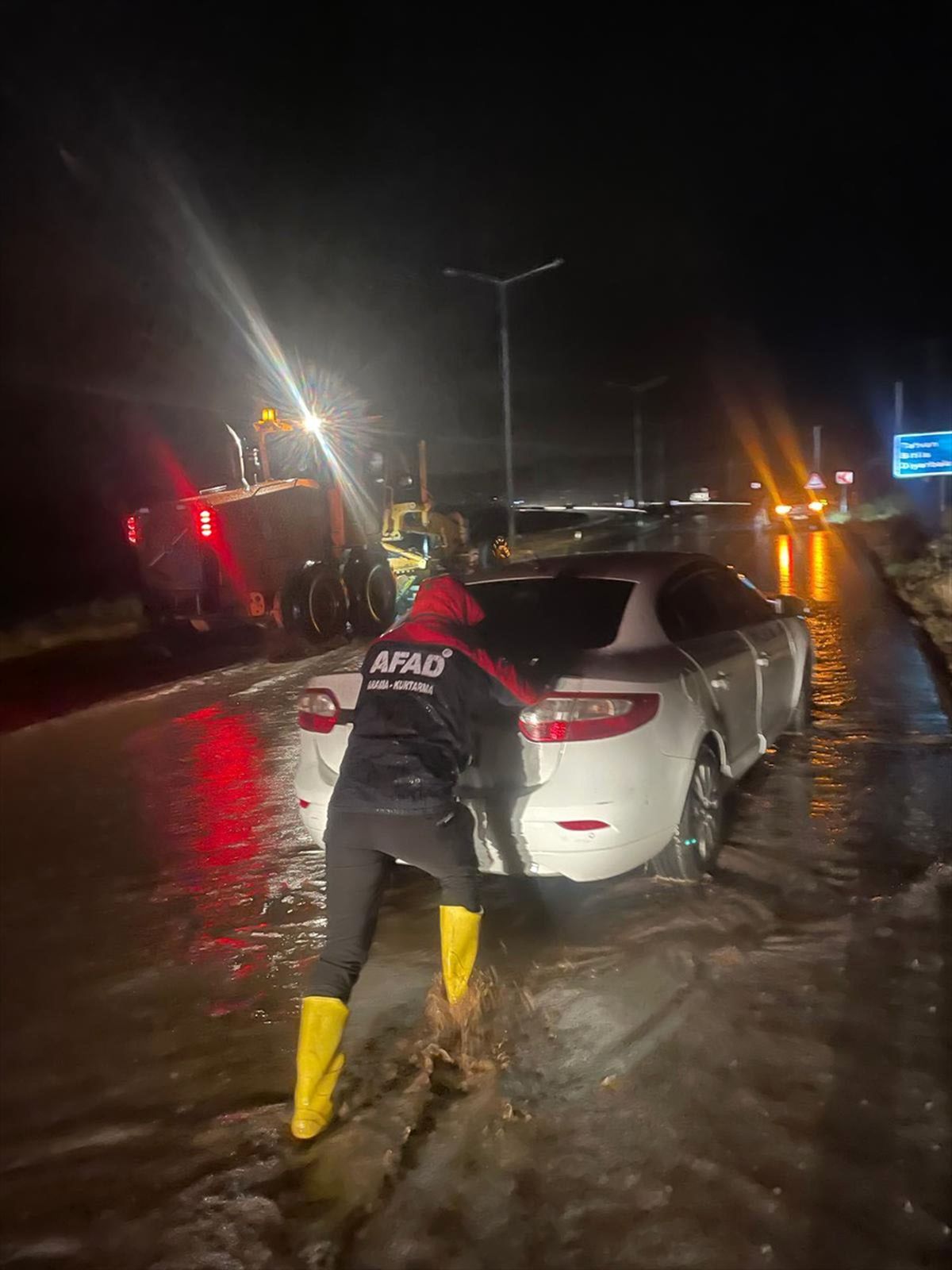 Tatvan\'da Sağanak Mağdurlarına AFAD Yardımı