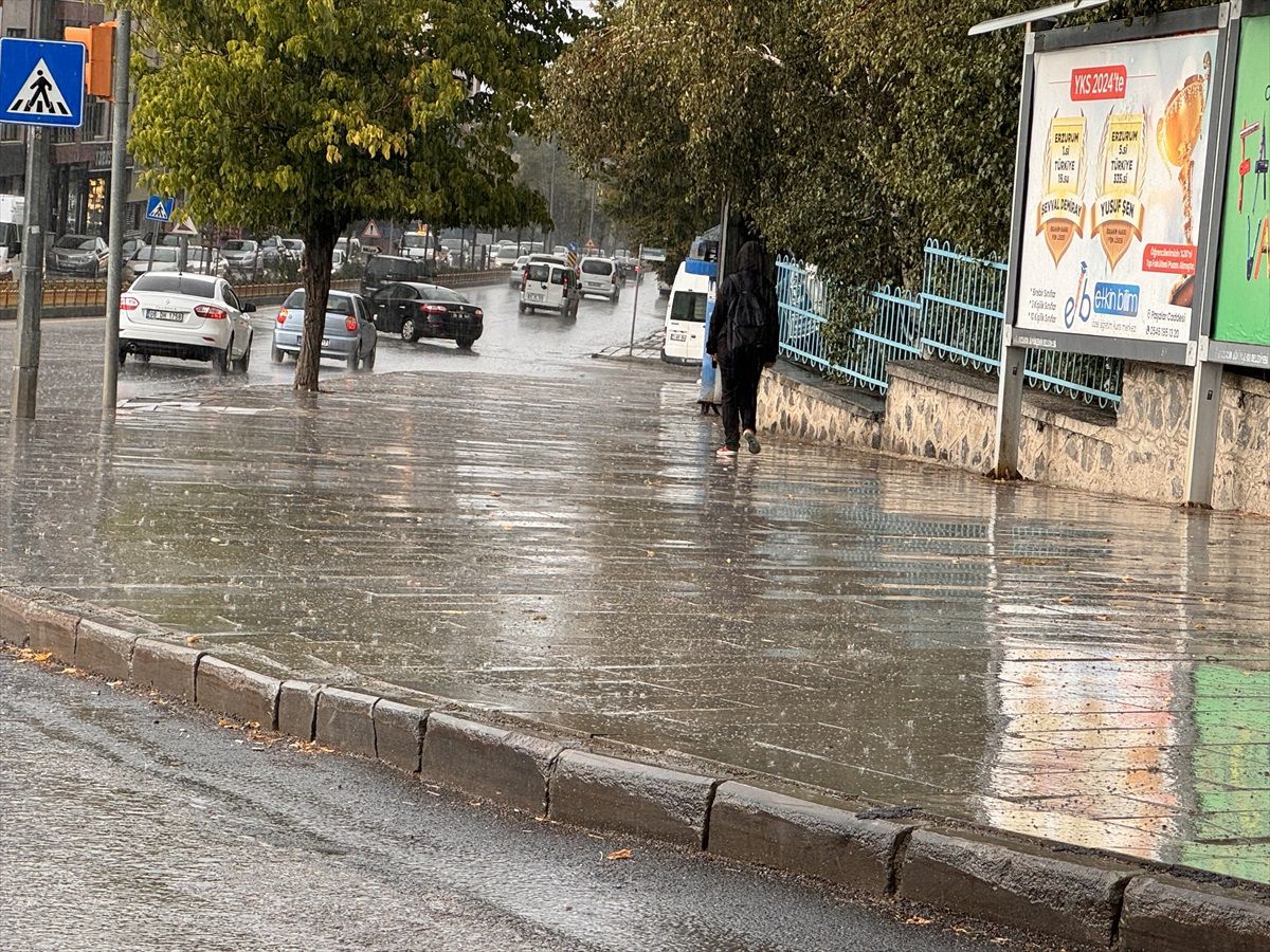 Erzurum\'da Sağanak Yağmur Hayatı Zorluyor