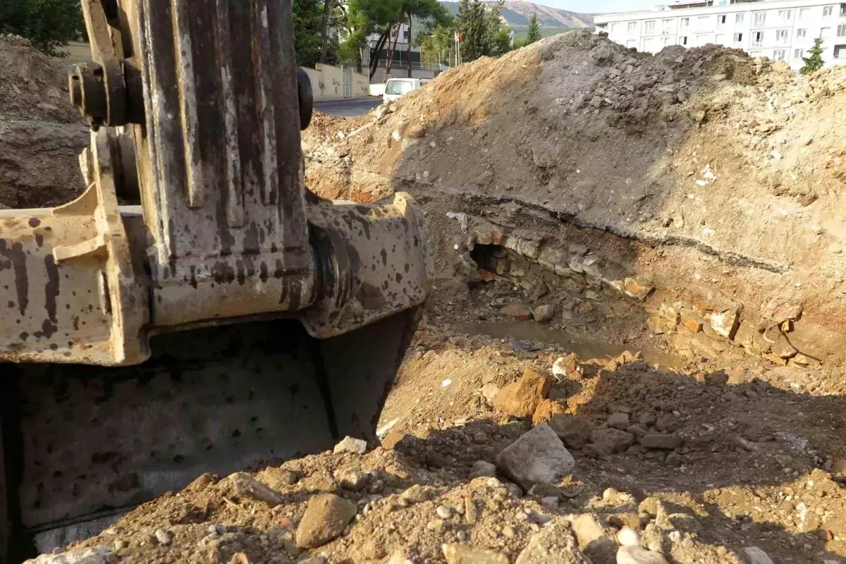 Kahramanmaraş\'ta Yıkım Çalışmaları Sırasında Tarihi Su Tüneli Bulundu