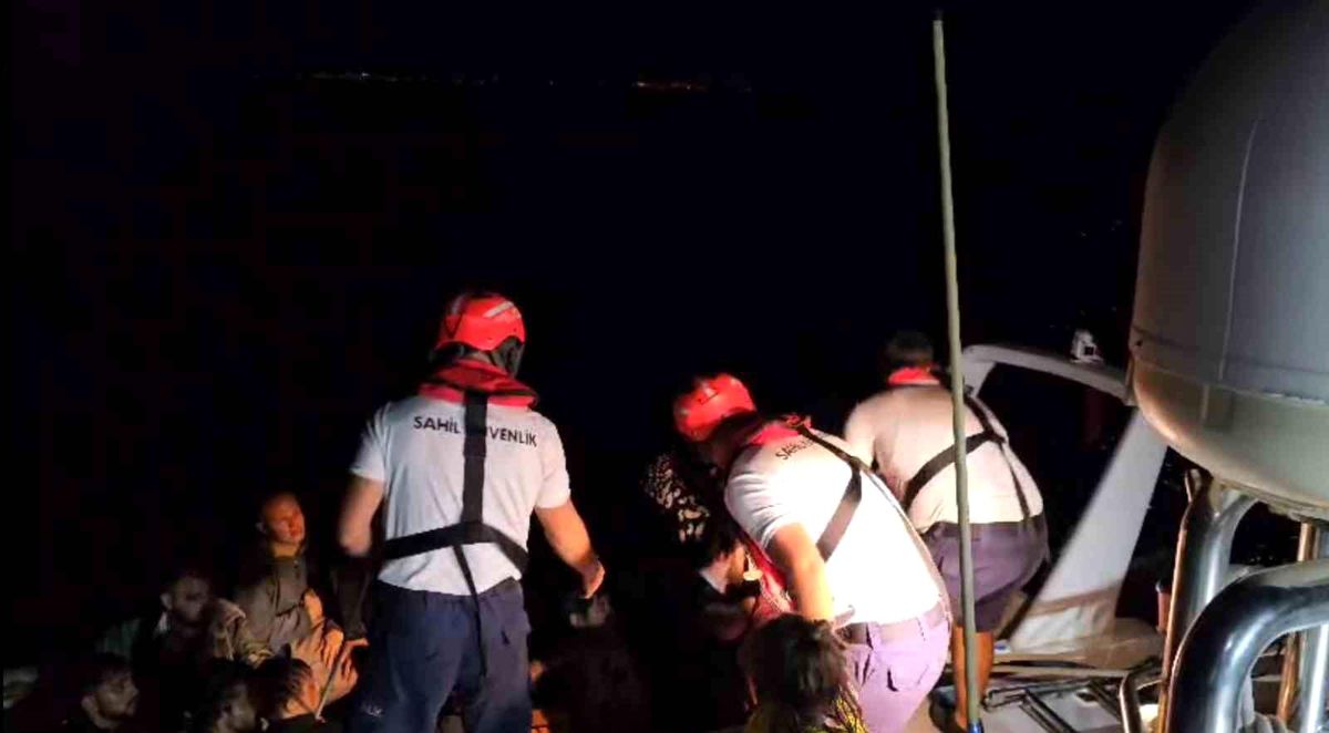 Didim\'de 13 Düzensiz Göçmen ve Kaçakçı Yakalandı