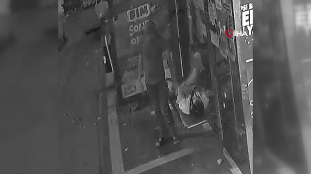 Durakta Uyuyan Vatandaşın 6 Bin Liralık Soyulma Anı Kamerada Durakta Uyuyan Vatandaşın 6 Bin Liralık Soyulma Anı Kamerada