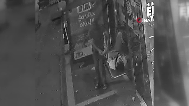 Durakta Uyuyan Vatandaşın 6 Bin Liralık Soyulma Anı Kamerada Durakta Uyuyan Vatandaşın 6 Bin Liralık Soyulma Anı Kamerada