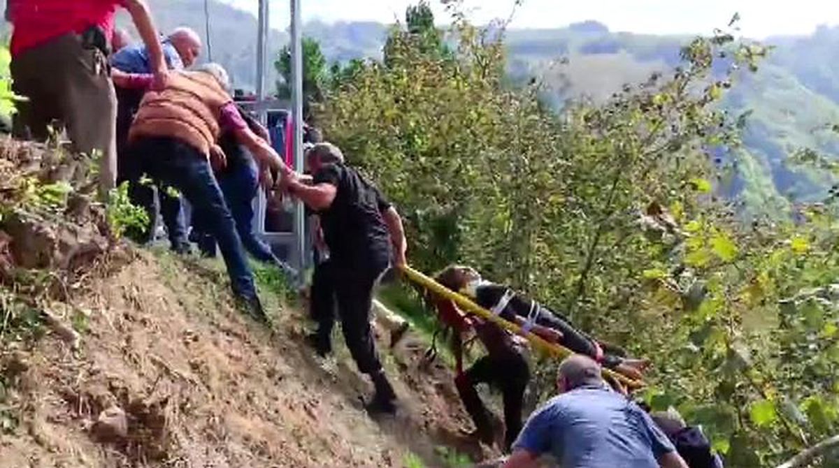 Düzce\'de İşçi Taşıyan Minibüs Uçuruma Yuvarlandı