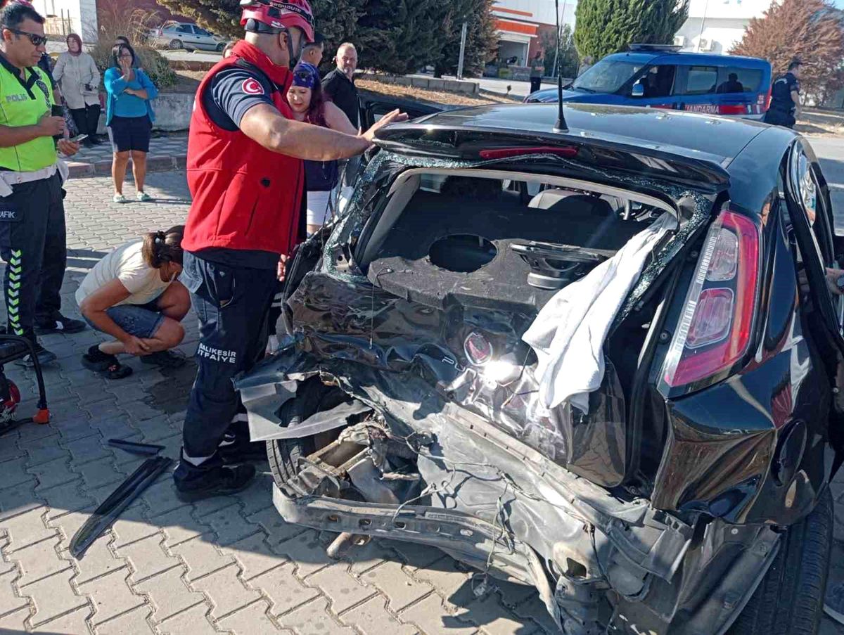 Edremit\'te 3 Araçlı Trafik Kazası: 4 Yaralı