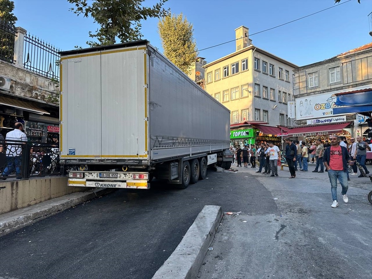 Fatih\'te Tır Beton Refüje Takıldı, Yol Kapandı