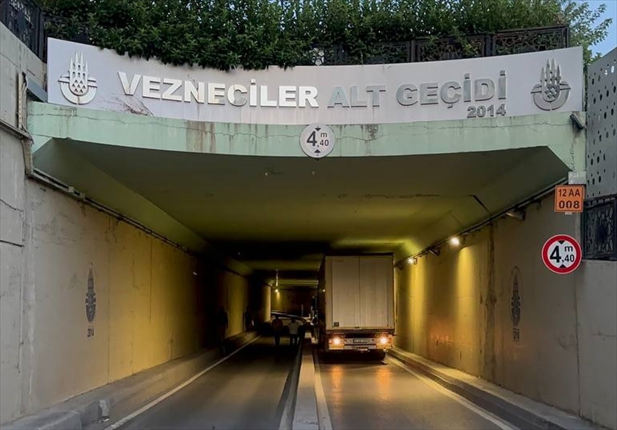 Fatih\'te Tır Refüje Takıldı, Yol Açıldı