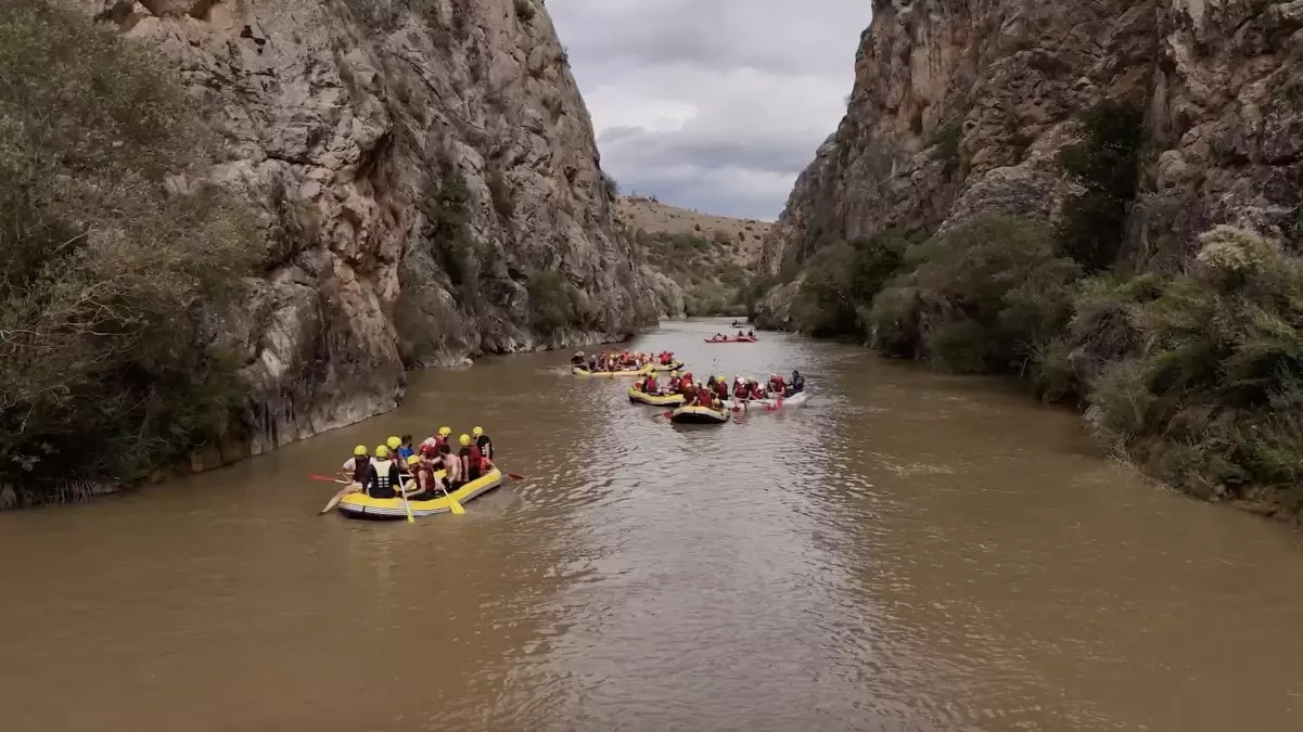 Erzincan\'da Gaziler Günü\'ne Özel Rafting Etkinliği Düzenlendi