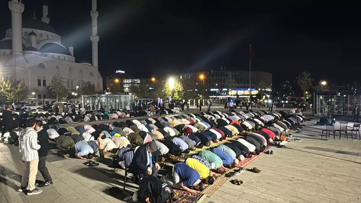 İstanbul\'da Gazze İçin Protesto: Kıyam Gazze Girişimi Saldırıları Kınadı