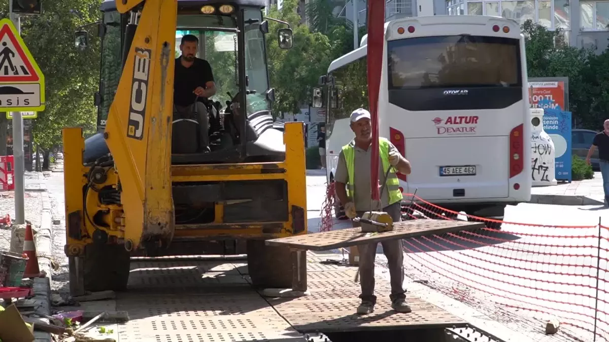 İzmir\'de Yağmur Suyu Mazgalları Yenileniyor