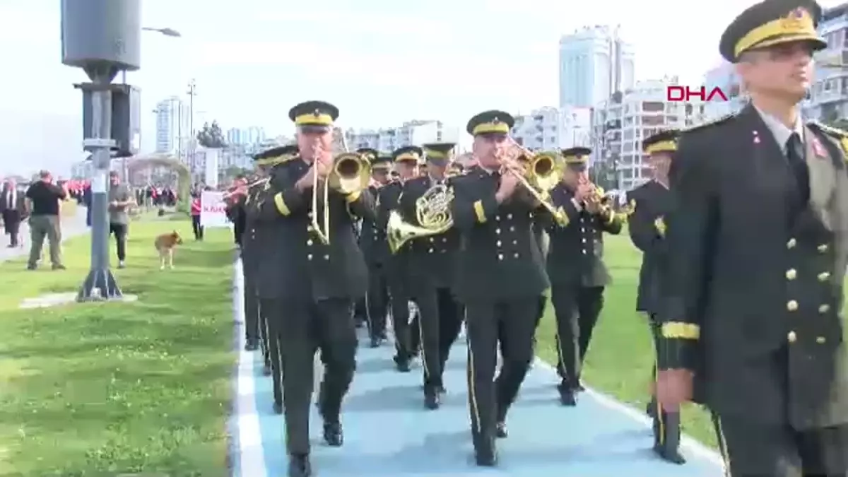 İzmir\'de Gaziler Günü\'nde \'Kahramanlarla Yürüyoruz\' Yürüyüşü Düzenlendi