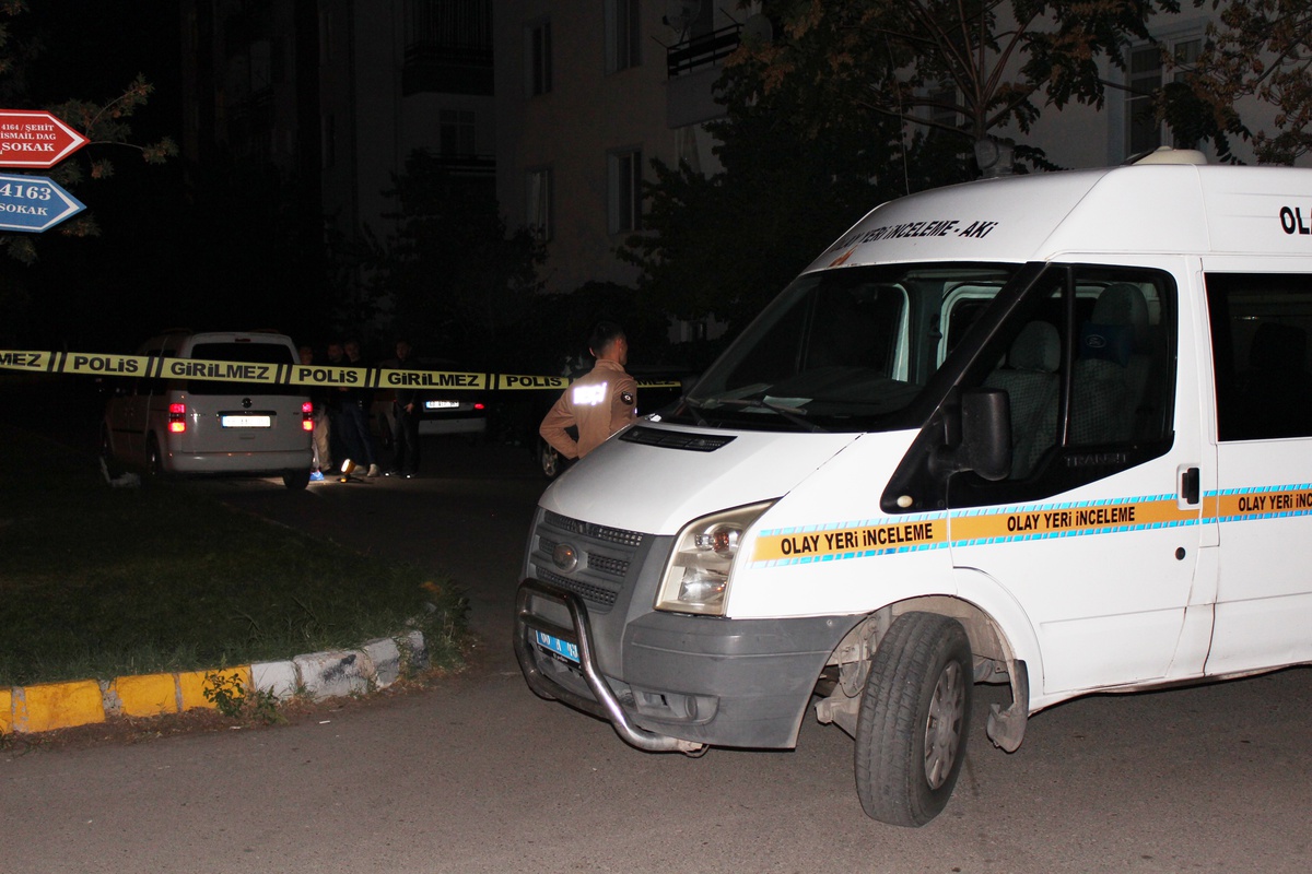 Boşanma Aşamasındaki Çiftin Kavgası Kanlı Bitti: 1 Ölü, 1 Yaralı