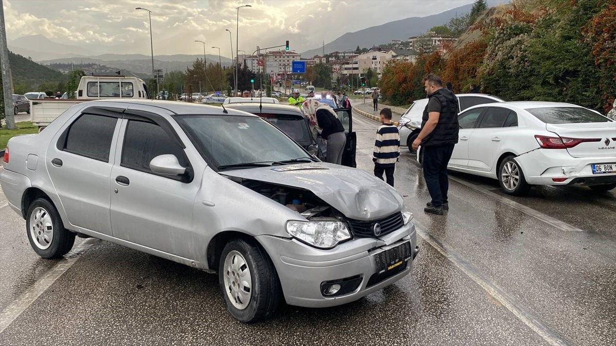 Karabük\'te Zincirleme Trafik Kazası: 4 Yaralı