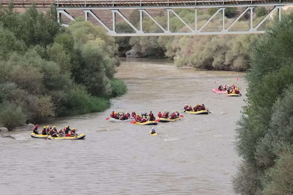 Erzincan\'da Gazilerle Rafting Etkinliği: 50 Metrelik Türk Bayrağı Açıldı