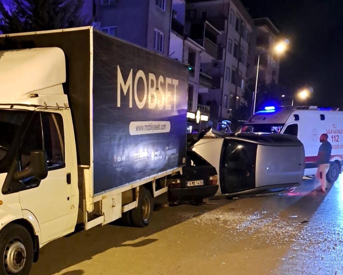 İnegöl\'de otomobil kazası: 2 yaralı