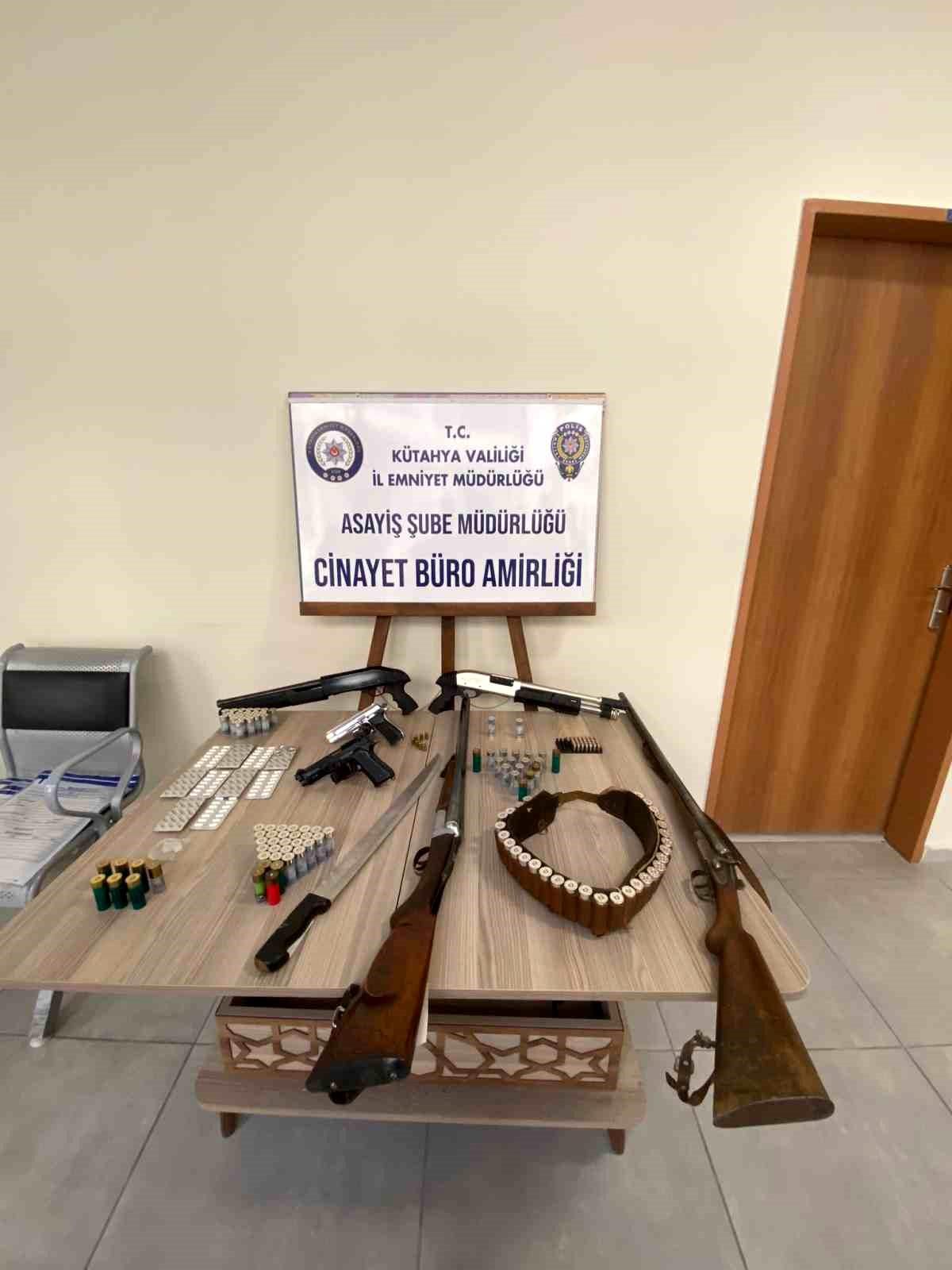 Kütahya\'da Silah Paylaşımı Yapan 11 Kişi Yakalandı