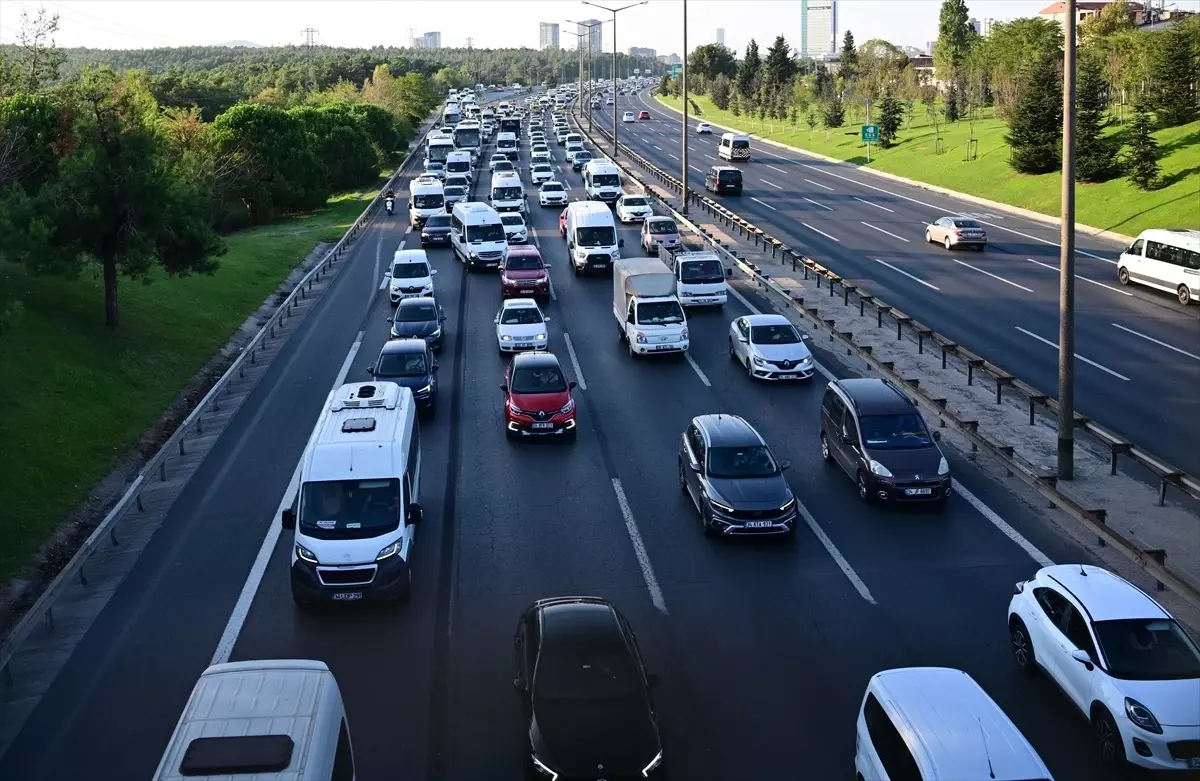 İstanbul\'da Trafik Yoğunluğu Artıyor