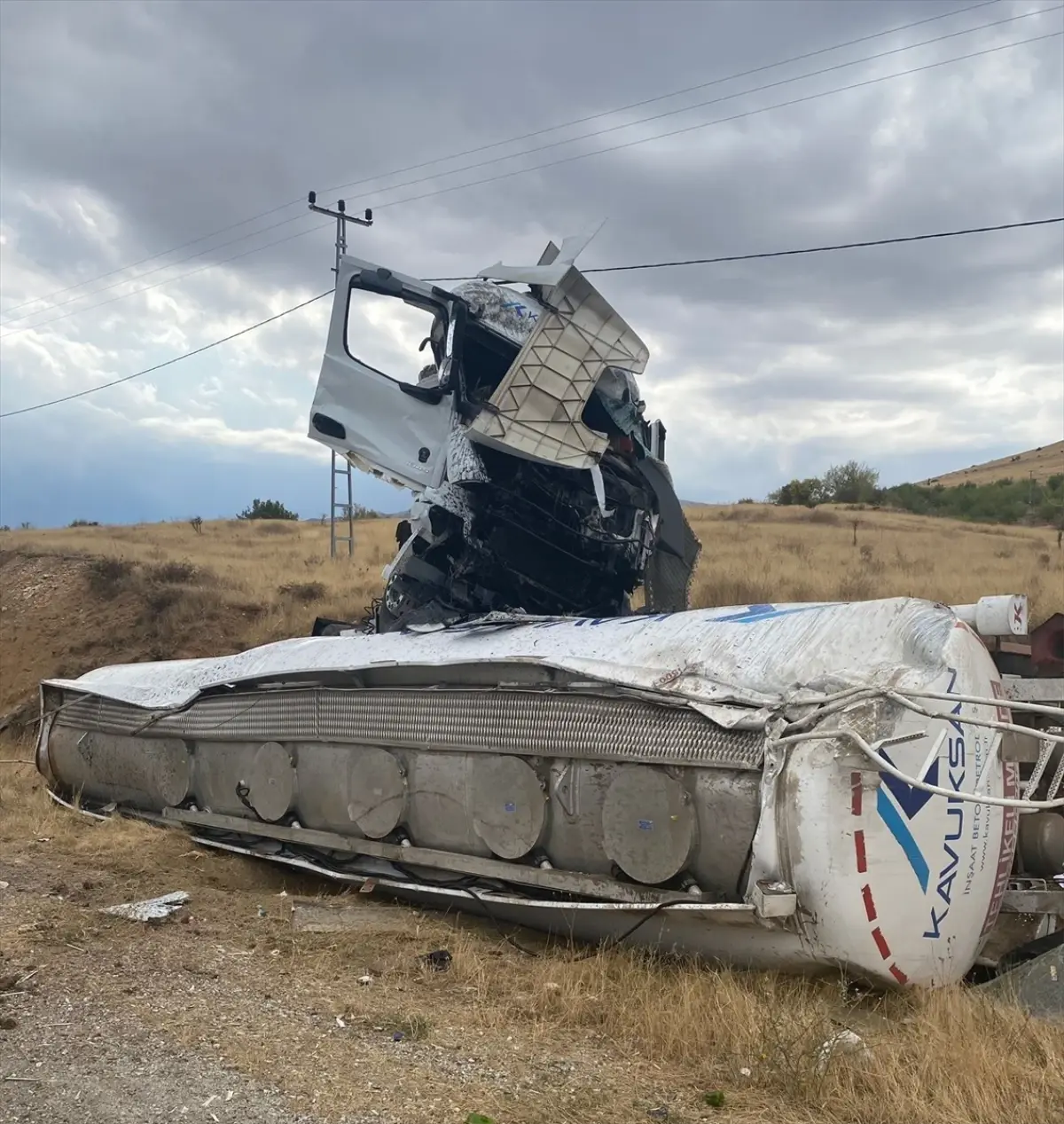 Doğanşehir\'de Devrilen Tanker Sürücüsü Yaralandı