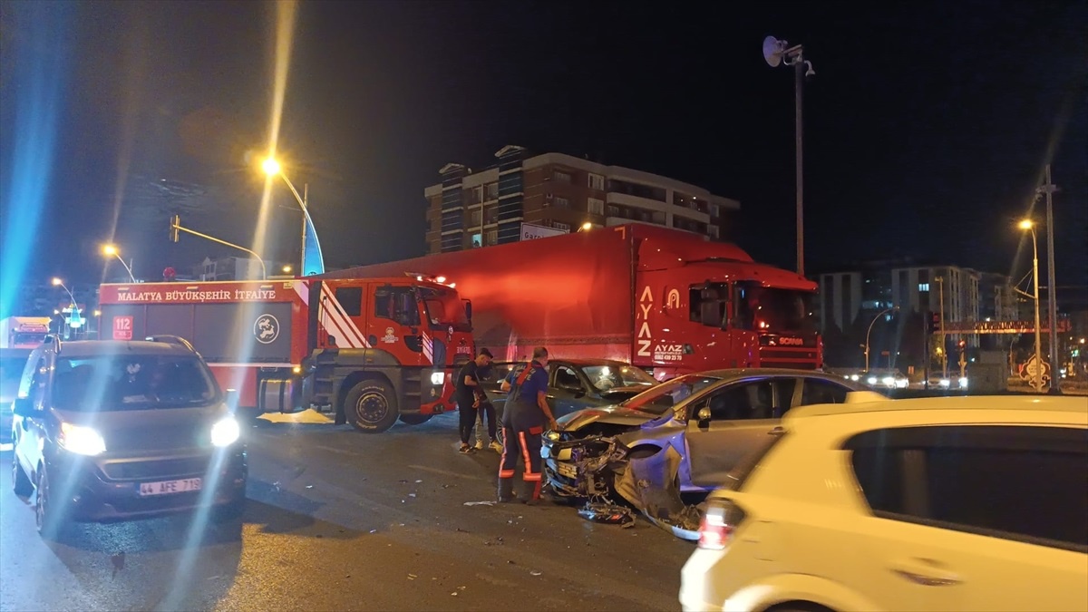 Malatya\'da Trafik Kazası: 3 Yaralı