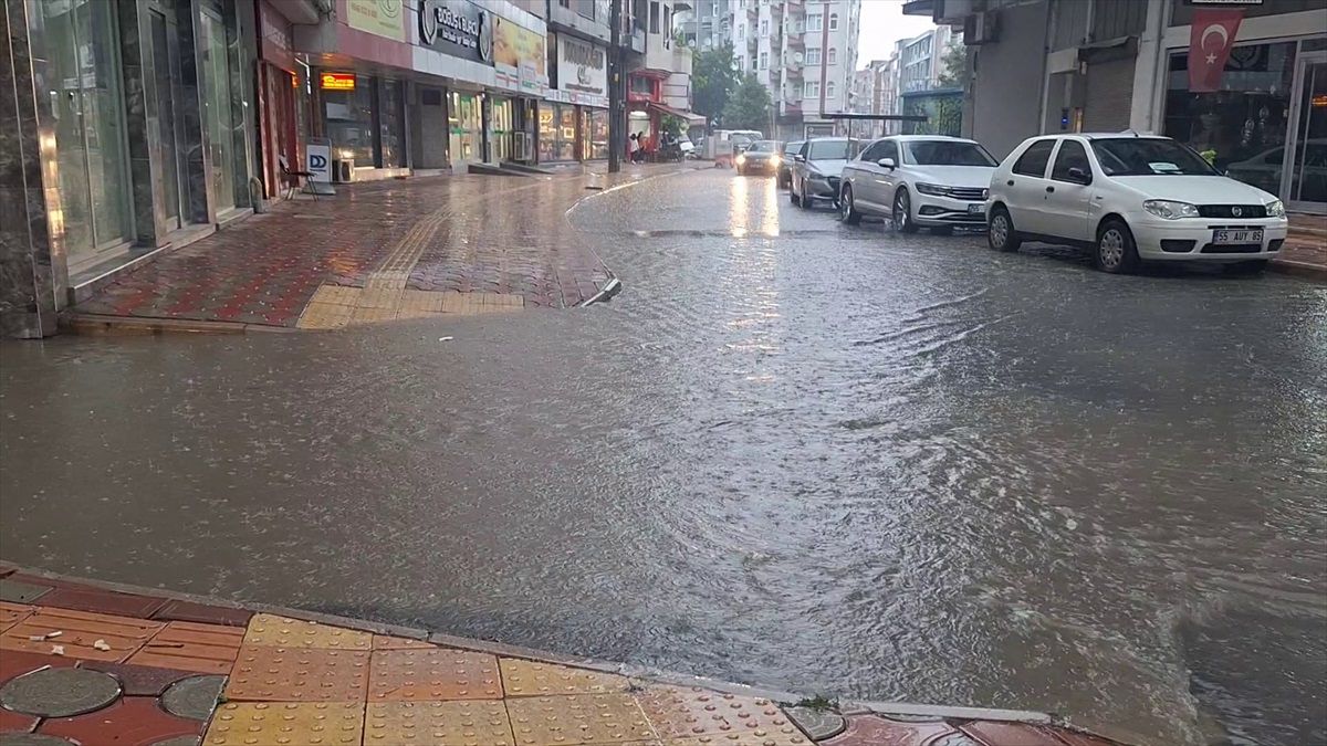 Bafra\'da Şiddetli Yağış Hayatı Olumsuz Etkiledi