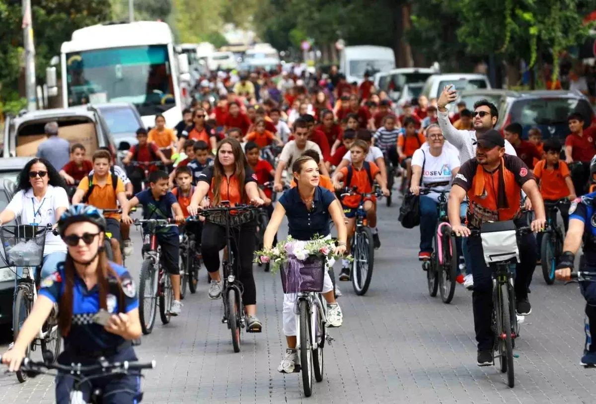 Cumhuriyete Pedallıyoruz Etkinliği Efes Selçuk\'ta Coşkuyla Gerçekleşti