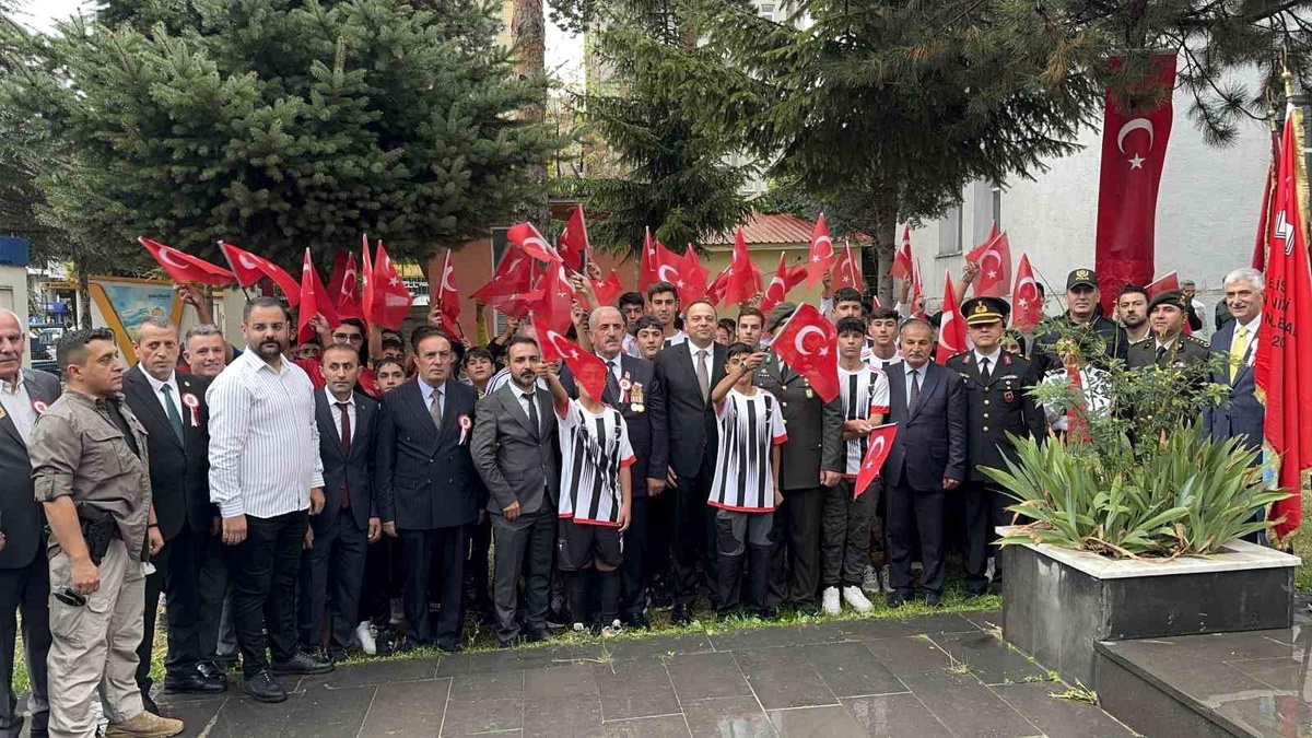 Tatvan\'da Gaziler Günü Yağmur Altında Kutlandı