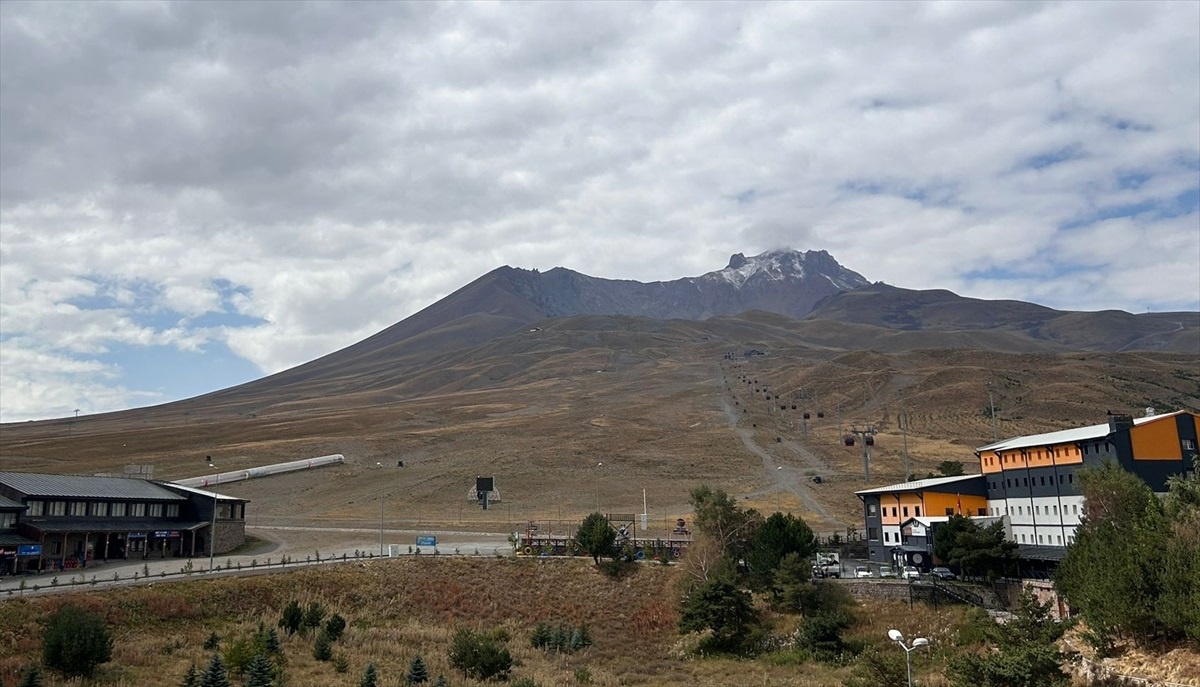 Erciyes Dağı\'na Kar Yağdı