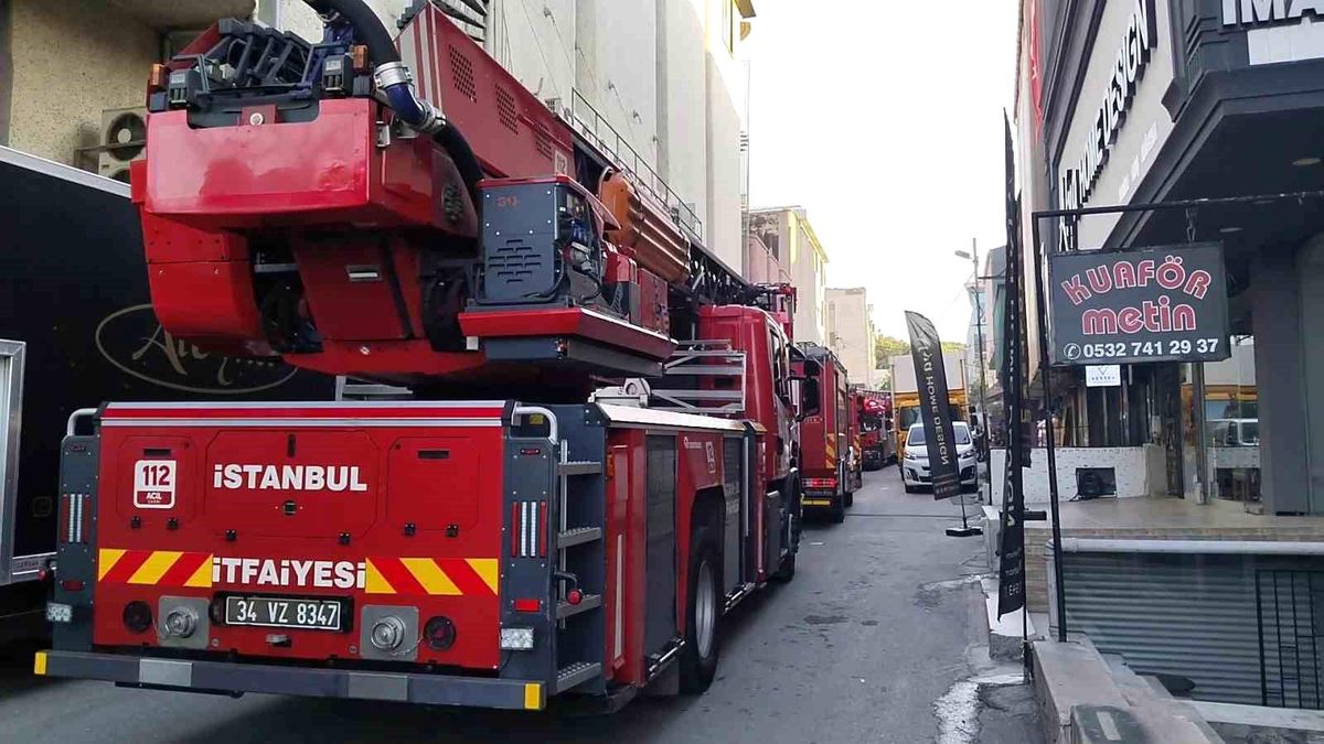Ümraniye\'de Mobilya Atölyesinde Yangın