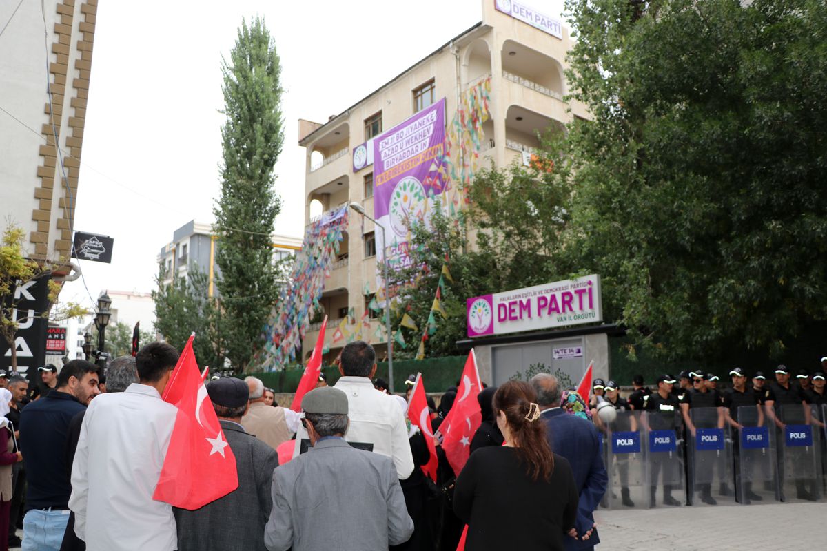 VAN\'da Aileler, Dağa Kaçırılan Çocukları İçin 89. Haftada Eylem Yaptı