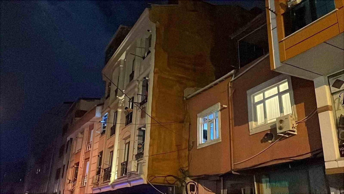 Küçükçekmece\'de Kavga: Silahlı Kişi Balkondaki Yurttaşı Vurdu