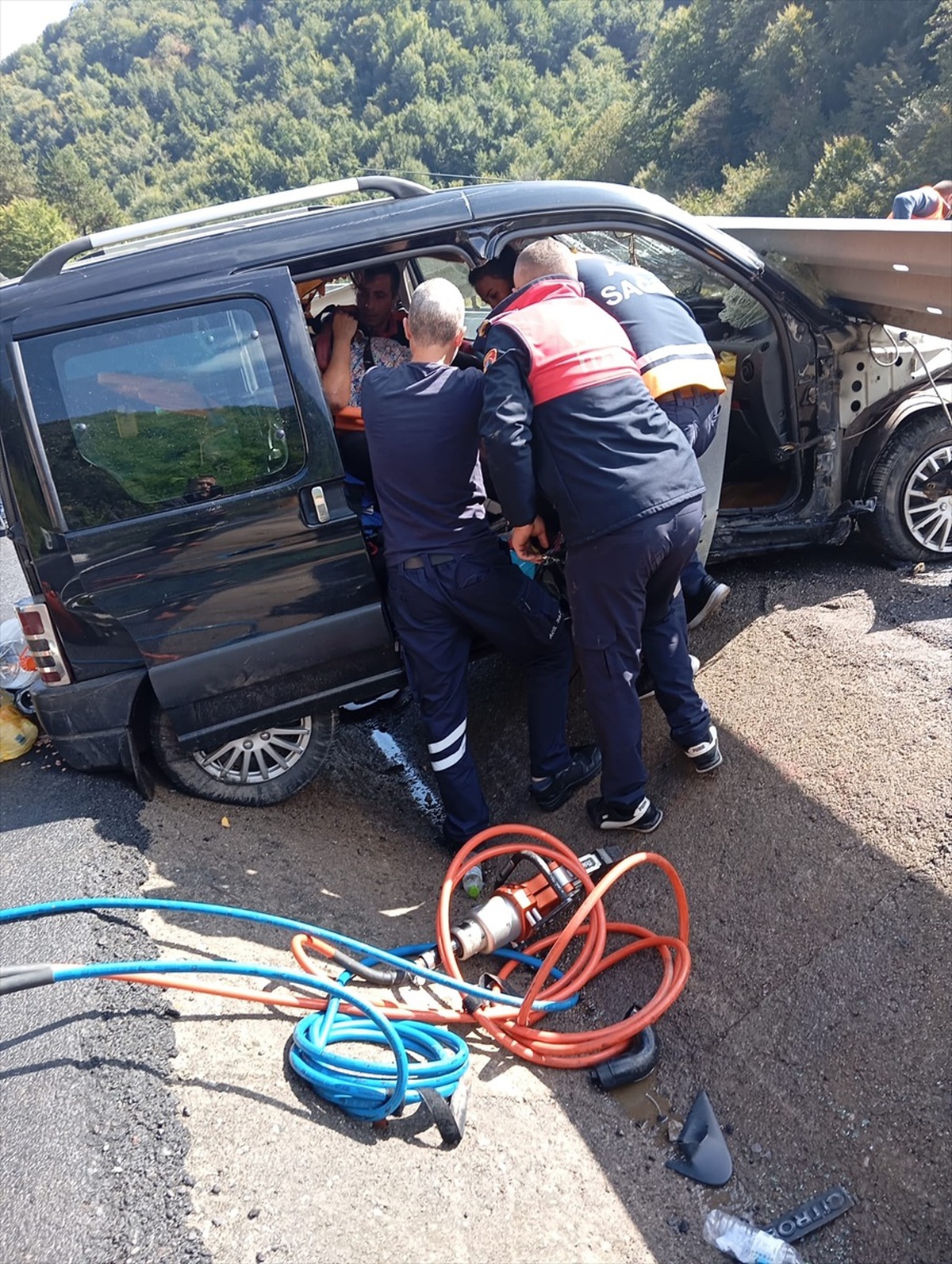 Zonguldak\'ta Bariyere Çarpan Araçta İki Yaralı