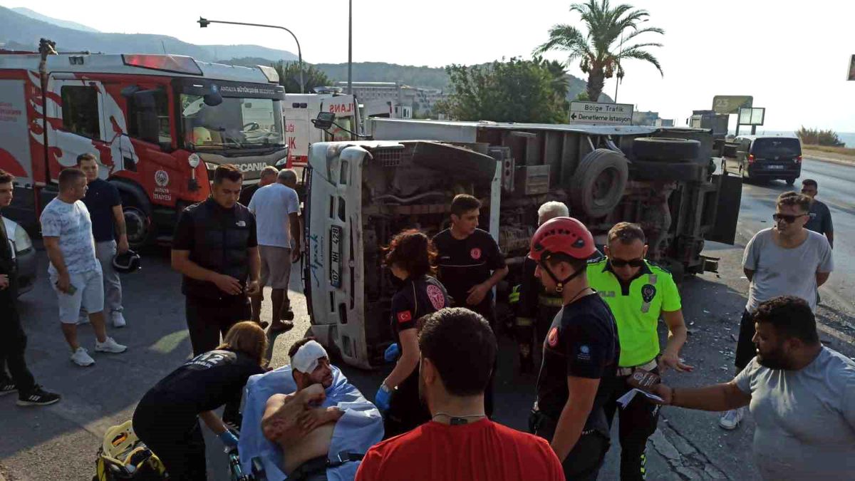 Alanya\'da Otomobil-Kamyon Çarpıştı